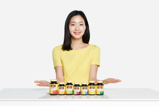 배우 김고은이 한국오츠카제약의 건강기능식품 네이처메이드 광고 모델로 발탁돼 기념 촬영을 하고 있다.(한국오츠카제약 제공)